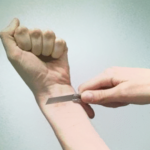 ભુજની માતૃછાયા કન્યા શાળાની ૧૦ વિદ્યાર્થિનીઓના હાથ પર કાપા મારેલા જોવા મળ્યા 5 BW KP