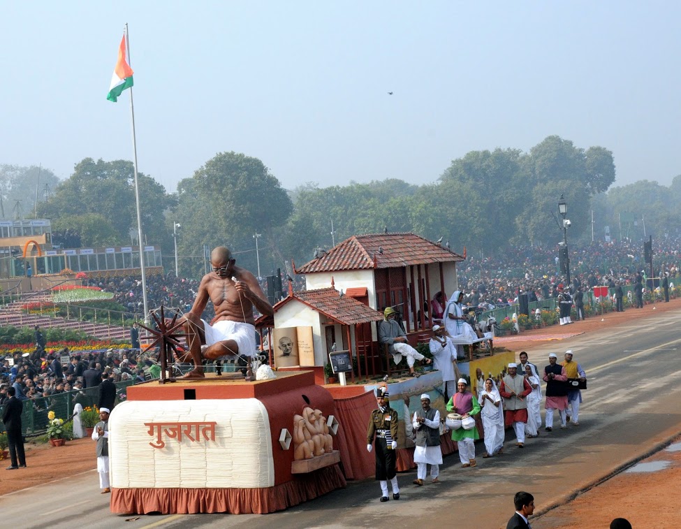 રાષ્ટ્રીય પરેડમાં ગાંધીજીના જીવન-કવને તાદ્શ્ય  નિહાળીને દર્શકો મંત્ર મુગ્ધ 1 KP.com Gujarat Tableau