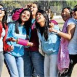 આ ઉત્તરાયણ કેવા કપડાં પહેરીને ધાબે જશો? 3 uttarayan sms girl flying kite 8