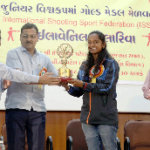 ઇન્ટરનેશલ શુટીંગ સ્પોર્ટસ ફેડરેશનમાં ગોલ્ડ મેડલ મેળવનાર અમદાવાદની ઇલાવેનીલનું સમ્માન 2 KP.com ISSF Gold Medal