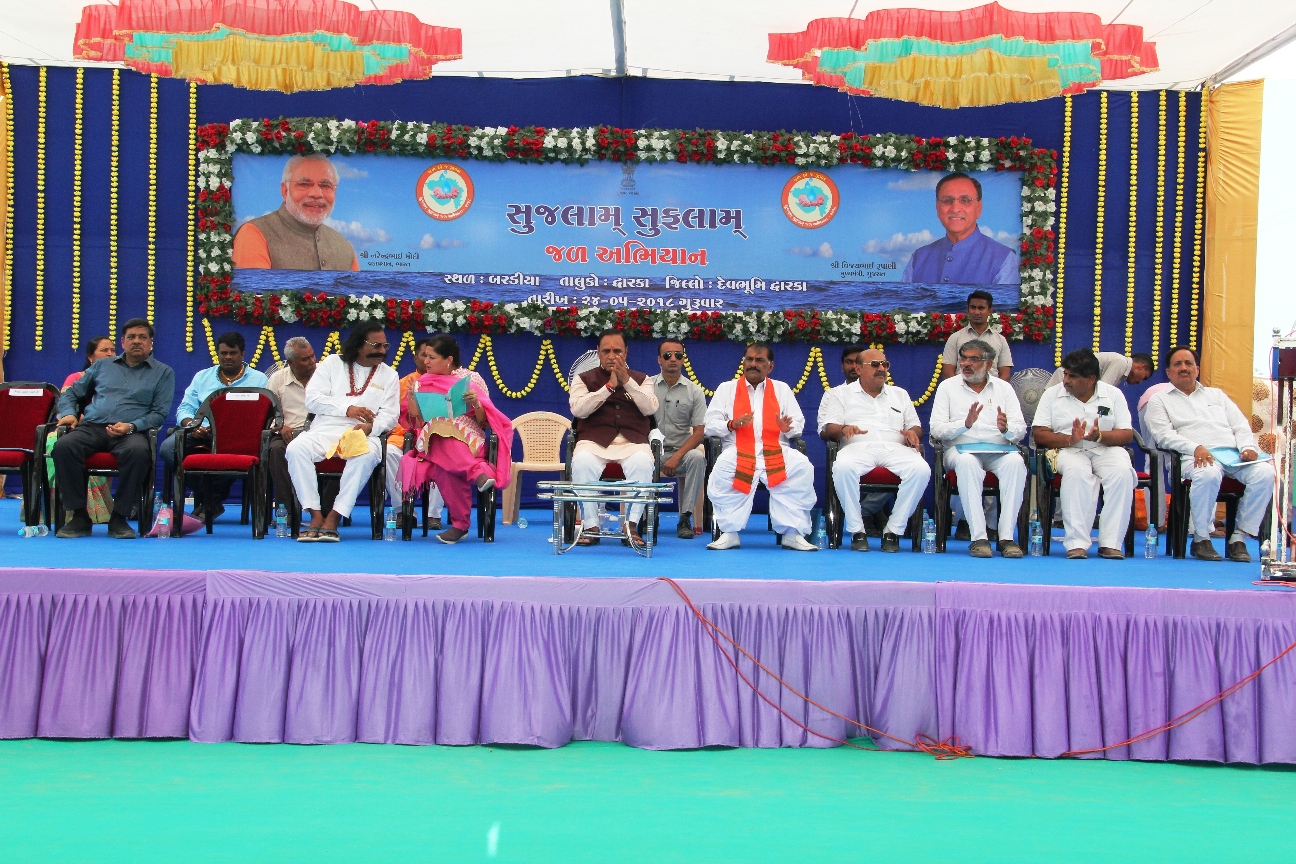 તળાવની પવિત્ર માટીથી ખેતરો લીલાંછમ્મ બનવાનો મુખ્યમંત્રી વિજયભાઇ રૂપાણીનો આશાવાદ 1 KP.com CM at Bardiya