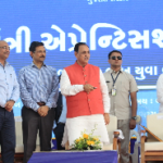 મુખ્યમંત્રી એપ્રેન્ટીસશીપ યોજનાનો પ્રારંભ કરાવતા મુખ્યમંત્રી વિજયભાઇ રૂપાણી 2 KP.com Mukhyamantri Eprentis Yojna