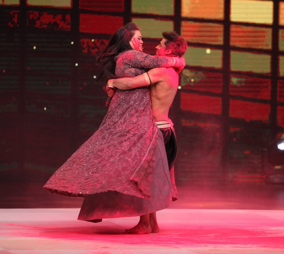 Bharati Singh and Kisan a contestant of Dance Deewane dance on sensual dance number
