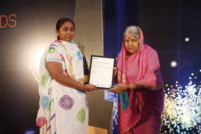 Shri Sorath Mahila Vikas Sahkari Samitis director Motiben Chavda left receives the award from social worker Sindhutai Sapkal e1528980644494