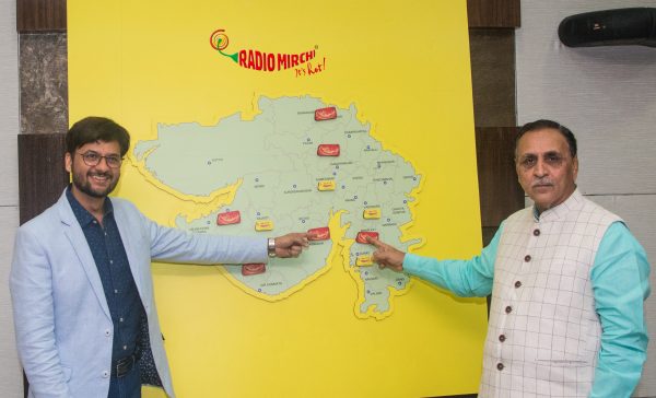 મિર્ચીના લોન્ચિંગ પર સીએમ રૂપાણીએ તેમના સૌપ્રથમ ડીએમ ભરૂચ મોકલ્યા 1 CM Rupani at Radio Mirchi Bharuch station launch e1533387829891