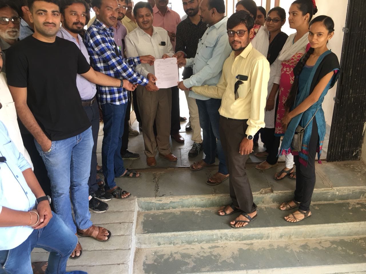 લાઠી તાલુકાના તલાટી કમ મંત્રી મંડળ દ્વારા અપાયું આવેદન પત્ર.. 3 Lathi 1 1