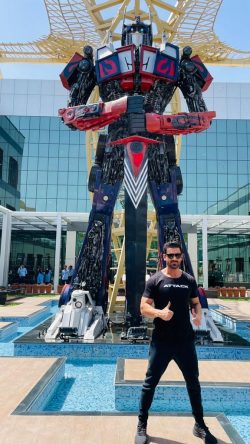 સુપર સોલ્ડર ઉર્ફે જ્હોન અબ્રાહમ આજે અમદાવાદના રોબોટિક્સ સાયન્સ મ્યુઝિયમ ખાતે સુપર રોબોટ્સ સાથે વાર્તાલાપ કર્યા હતા 1 WhatsApp Image 2022 03 29 at 15.26.24 e1648630478780