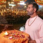India bollywood akshay kumar Dip in ganga pruthvi raj chauhan