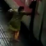 મહિલા નાસ્તો લઈ ચાલુ ટ્રેનમાં ચડતા ટ્રેન - પ્લેટફોર્મ વચ્ચે ફસાઈ 3 Slippery woman trapped between train platforms