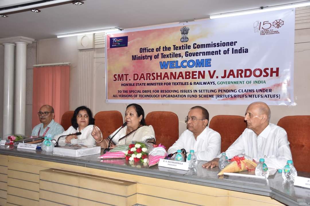 રાજ્ય કક્ષાના કાપડ મંત્રી દર્શના જરદોશે ટેકસટાઇલ કમિશનર દ્વારા આયોજિત બે દિવસીય કેમ્પને ખુલ્લો મૂક્યો 1 Mantra