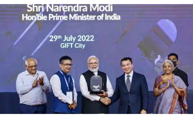 Photo Caption: Prime Minister Narendra Modi being felicitated by National Stock Exchange CEO Ashish Chauhan(L) during a ceremony for laying the foundation stone of IIFSCA Headquarters building, launch of India International Bullion Exchange and launch of NSE IFSC-SGX Connect, in Gandhinagar.