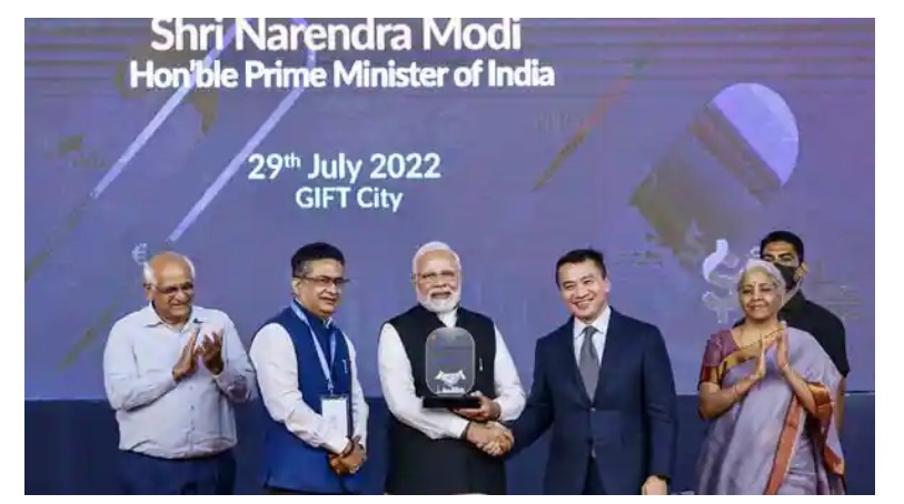Photo Caption: Prime Minister Narendra Modi being felicitated by National Stock Exchange CEO Ashish Chauhan(L) during a ceremony for laying the foundation stone of IIFSCA Headquarters building, launch of India International Bullion Exchange and launch of NSE IFSC-SGX Connect, in Gandhinagar.