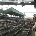 મહારાષ્ટ્રમાં રેલવે ઓવરબ્રિજ તૂટતા જ નીચે પાડનાર લોકોના શરીર રેલવેના હાઇ વોલ્ટેજ ઓવરહેડ તાર સાથે ટકરાયા 3 File 01 Page 03 4