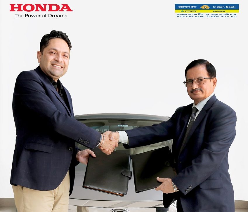 Mr. Kunal Behl Vice President Sales Marketing Honda Cars India and Mr. Ashish Tewari Deputy General Manager Retail Assets Department Indian Bank. e1671791385193