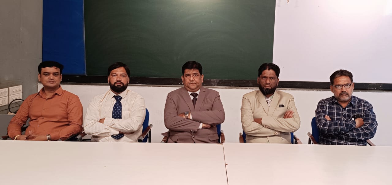 L to R Jitendra Maheshwari Partner Saleem Mirza Manager Zubair Shaikh CMD Abdul Raziq Pathan President Qutubddin Qureshi Manager