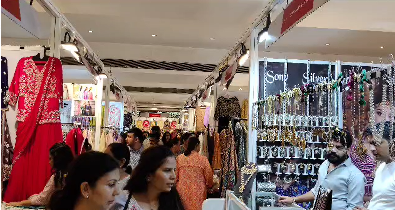 આગામી સીઝન માટેના ખાસ બ્રાઇડલ પરિધાનો અને શિયાળાની ઋતુના ફેશન ટ્રેન્ડસ પહોંચી ગયા અમદાવાદ 1 Untitled