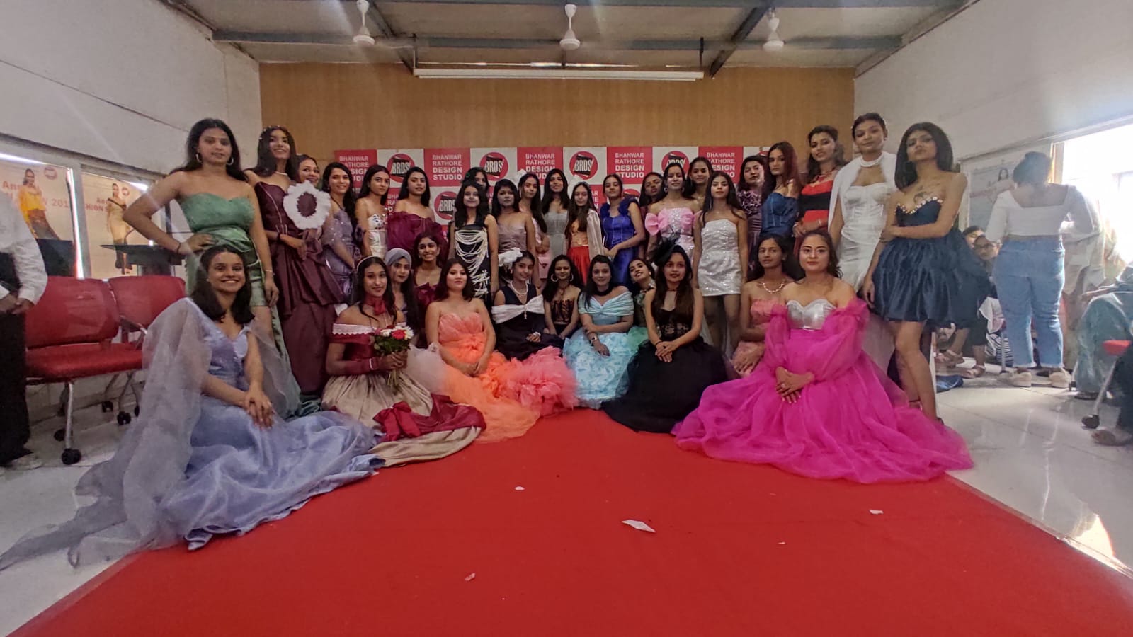 ભંવર રાઠોડ ડિઝાઇન સ્ટુડિયોના ફેશન ડિઝાઇન વિદ્યાર્થીઓએ વિન્ટેજ અને મોર્ડન ઇવનિંગ વેરનું અદભૂત ફ્યુઝન રજૂ કર્યું 1 WhatsApp Image 2023 07 28 at 2.06.47 PM