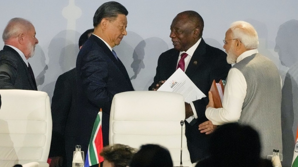 BRICS સમીટમાં PM મોદી અને જિનપિંગ આમને-સામને, બંને નેતાઓની અનૌપચારિક વાતચીત 1 File 01 Page 02 02