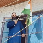 ૨૦ લાખના ઈનામી આતંકીના પરિવારે લહેરાવ્યો તિરંગો, પુત્રને શોધવા સરકારને કરી અપીલ 3 File 01 Page 04 02