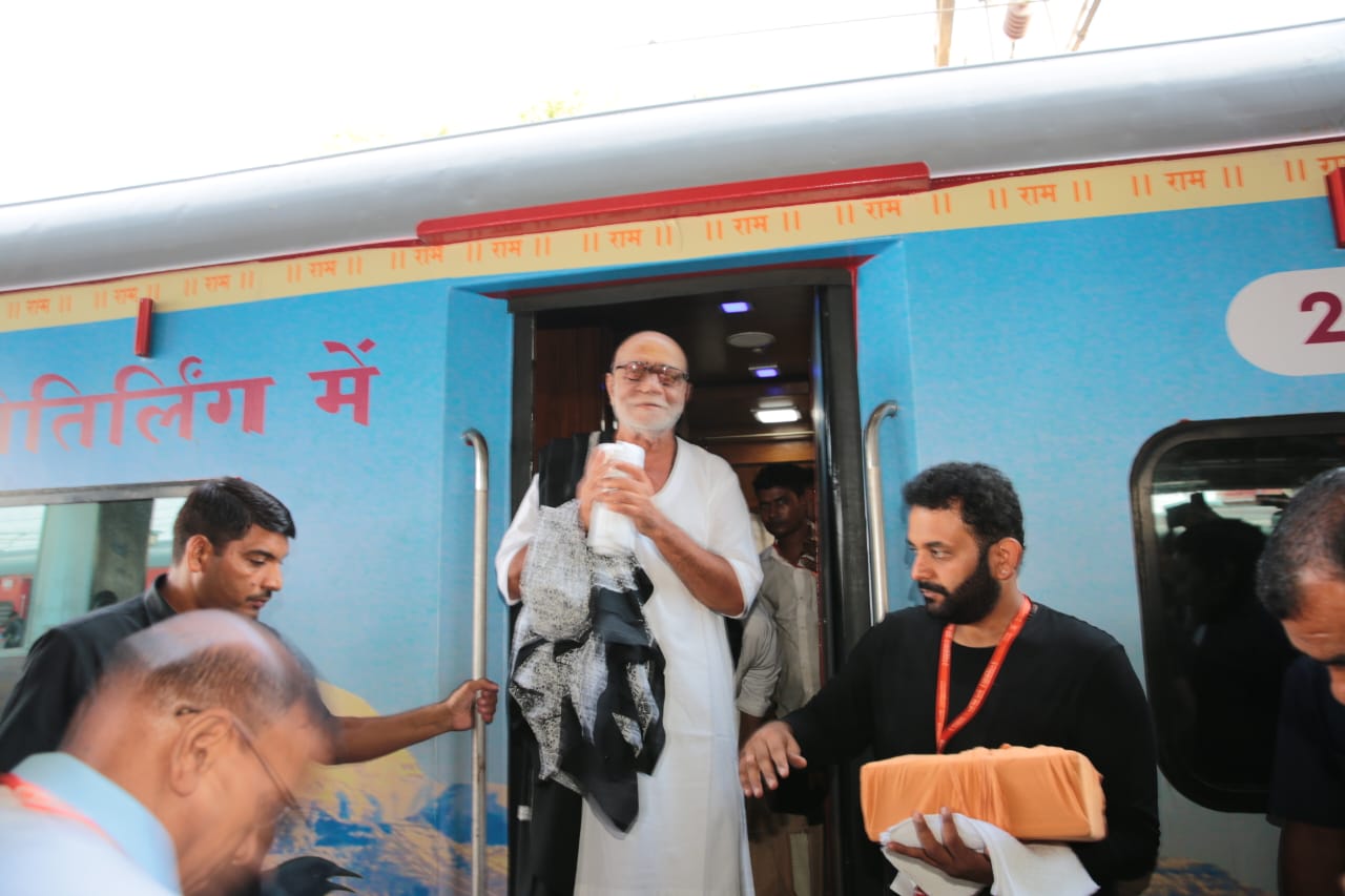 પૂજ્ય મોરારી બાપુ દ્વારા આયોજિત ઐતિહાસિક 12 જ્યોતિર્લિંગ રામકથા યાત્રાનું ગુજરાતમાં તલગાજરડા ખાતે સફળ સમાપન 1 PHOTO 2023 08 08 18 03 37