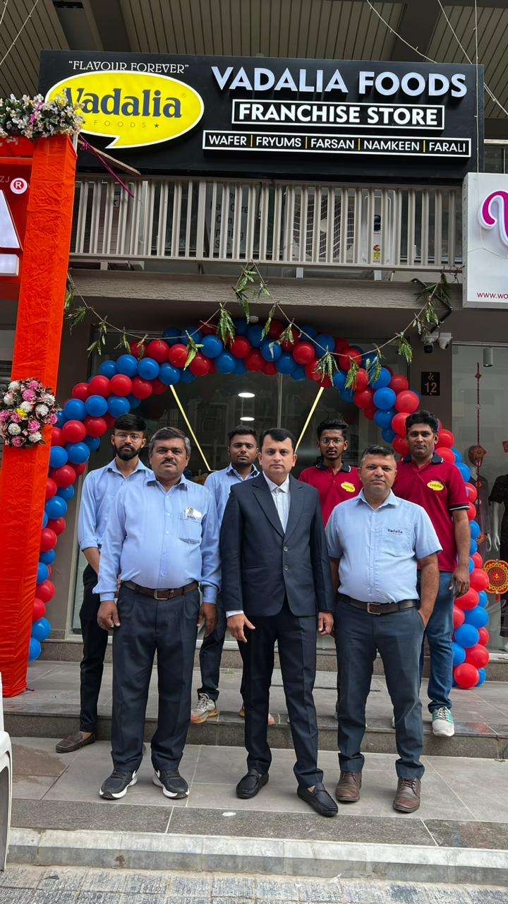 દિવાળીના તહેવારમાં વધુ એક સારા સમાચાર :સૌરાષ્ટ્રની અગ્રણી VadaliaFoods - બોપલ,અમદાવાદમાં પ્રથમ રિટેલ સ્ટોરનું ઓપનિંગ 1 Vadaliya group pic 3