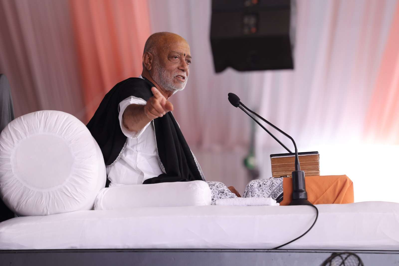 નવા વર્ષે ચાલો આપણે વાઈન-ડાઈનની જગ્યાએ ફાઈન-ડિવાઇનની સ્થાપના કરીએ:મોરારિબાપુ. 1 IMG 20231231 WA0001