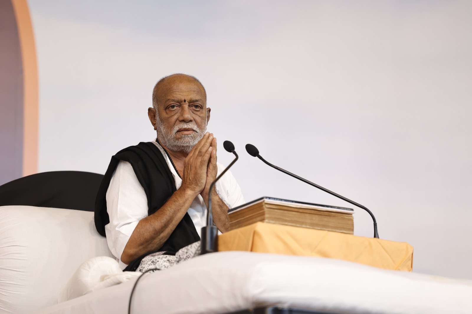 દિલ્હીમાં રંગના કારખાનામાં માર્યા ગયેલાઓને મોરારિબાપુની શ્રધ્ધાંજલિ અને પરિવારજનોને સહાય 1 MB