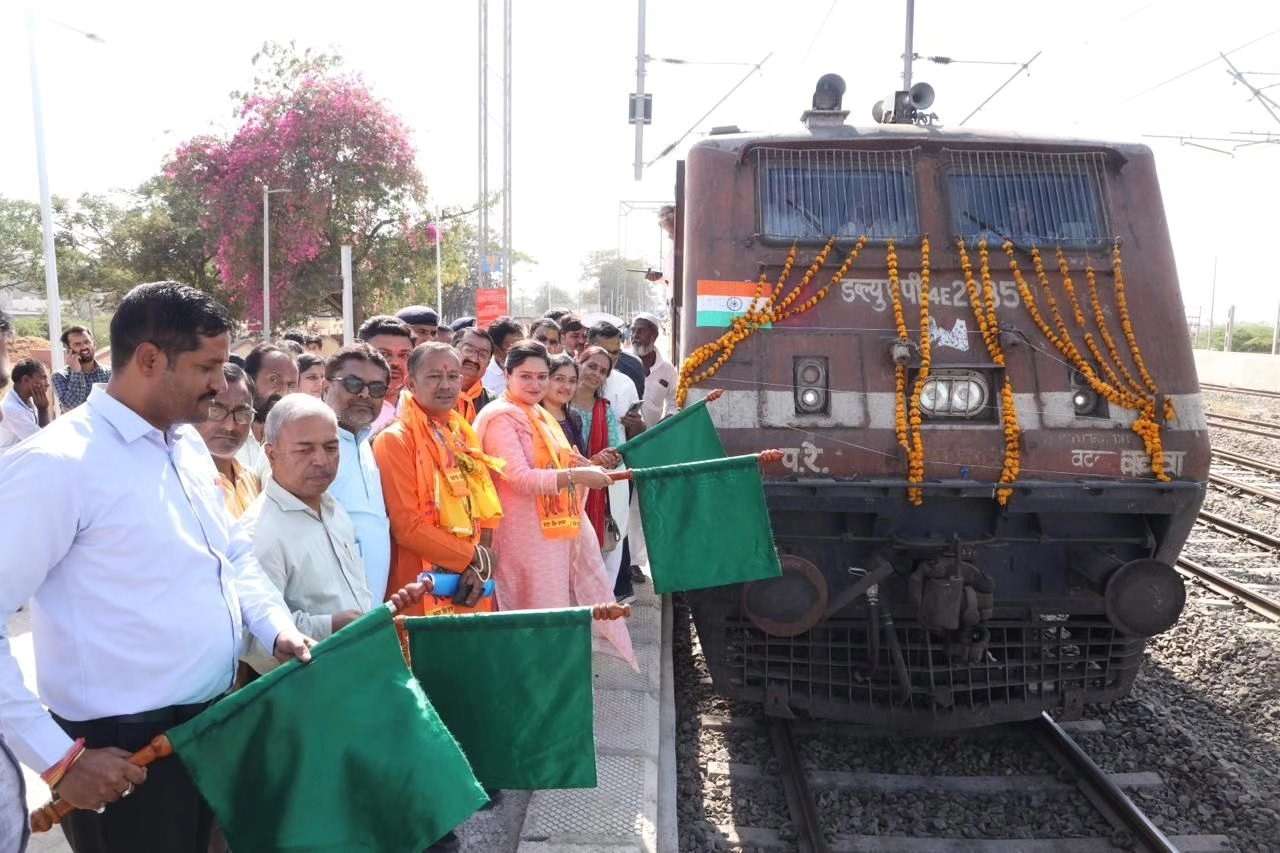 સાંસદ પૂનમ માડમએ જામનગરથી રામભક્તોની સ્પેશિયલ આસ્થા ટ્રેનને લીલી ઝંડી બતાવીને અયોધ્યા જવા માટે પ્રસ્થાન કરાવ્યું 1 poonam madam aastha train 2