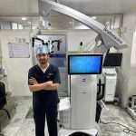 સ્પાઇન સર્જરી માટે ગુજરાતનું પ્રથમ રોબોટિક સર્જિકલ માઇક્રોસ્કોપ સ્તવ્ય સ્પાઇન હોસ્પિટલ દ્વારા રજૂ કર્યું 4 Dr Mirant Dave with ZEISS Device