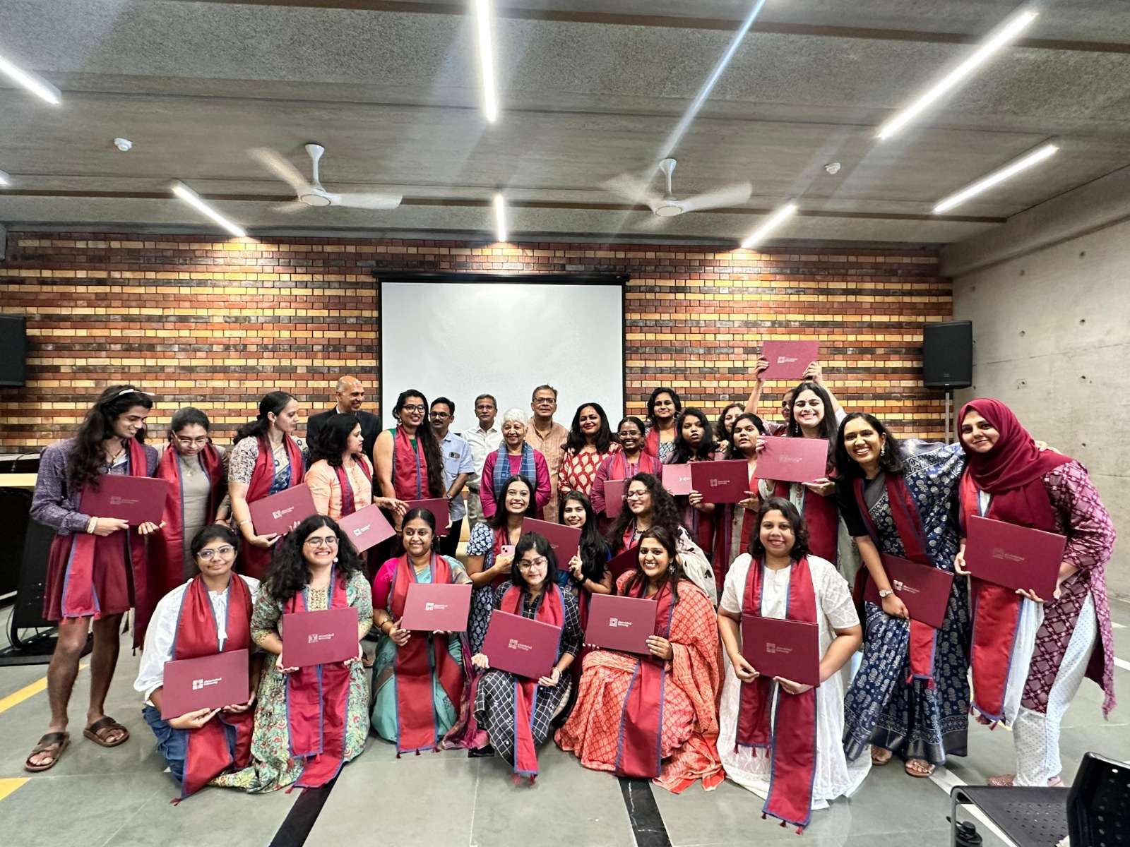 બીજી બેચે જેસીબી લિટરેચર ફાઉન્ડેશન સમર્થિત સાહિત્યિક અનુવાદ, સર્જનાત્મક લેખન અને પ્રકાશન અભ્યાસક્રમ પૂર્ણ કર્યું 1 WhatsApp Image 2024 04 30 at 11.47.42 AM 1