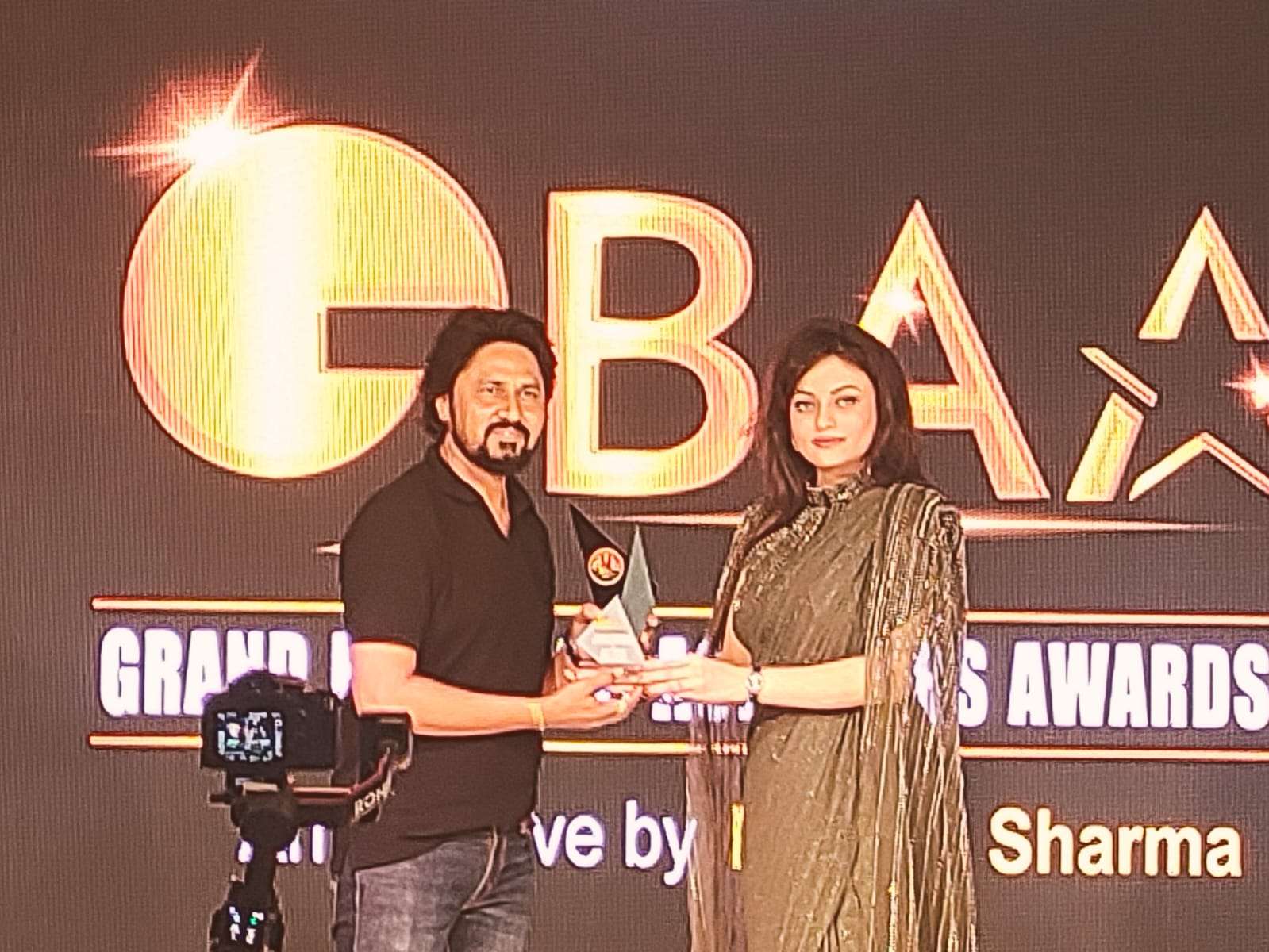 બોલિવૂડ અભિનેત્રીઓ કરિશ્મા કપૂર અને સ્નેહા ઉલ્લાલે અમદાવાદમાં ગ્રાન્ડ બિઝનેસ અચીવર્સ એવોર્ડ્સ 2024 માં ભાગ લીધો 1 Baa Awards 2 1