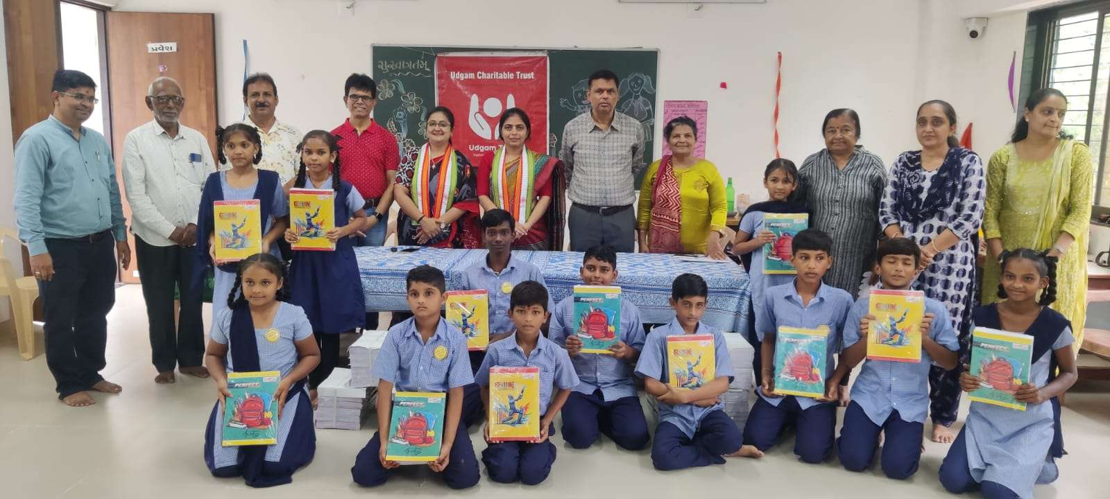 ઉદગમ ચેરીટેબલ ટ્રસ્ટ દ્વારા ગાંધીનગર સેકટર -૨૯ ની સરકારી પ્રાથમિક શાળામાં બાળકોને નોટબુક અને ચોપડાનું વિતરણ કરવામાં આવ્યું. 1 Udgam 2
