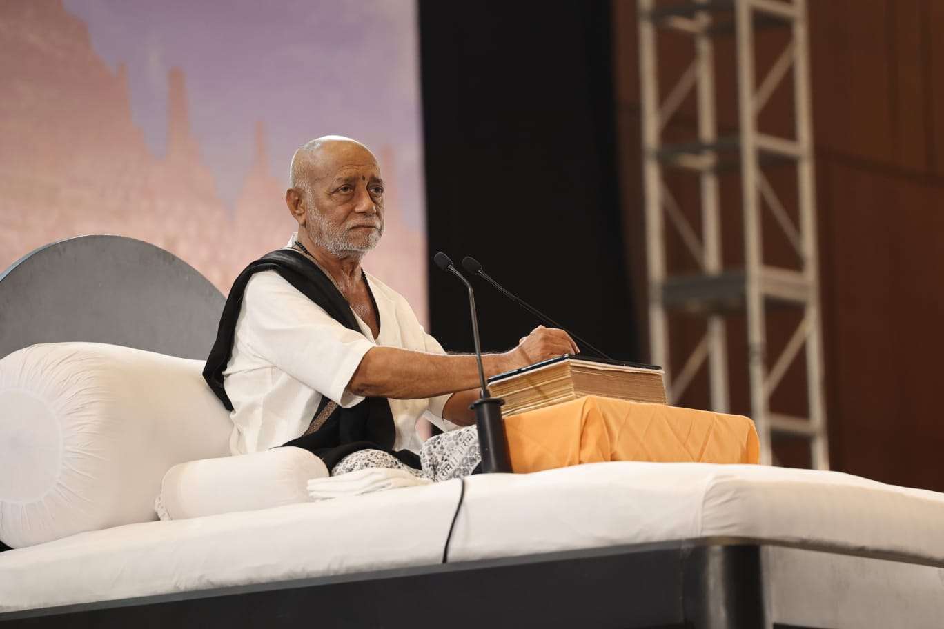 મુસ્લિમ વસ્તી ધરાવતા ઇન્ડોનેશિયાના યોગ્યકર્તામાં પૂજ્ય મોરારી બાપૂની રામકથાનું આયોજન 1 morari bapu 1 1