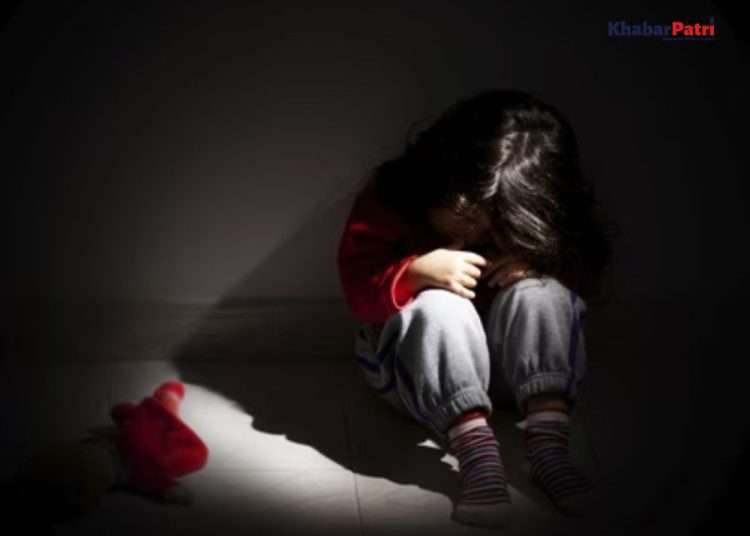 An employee of the technical department of a school in Bhopal raped a three-year-old innocent girl in the school