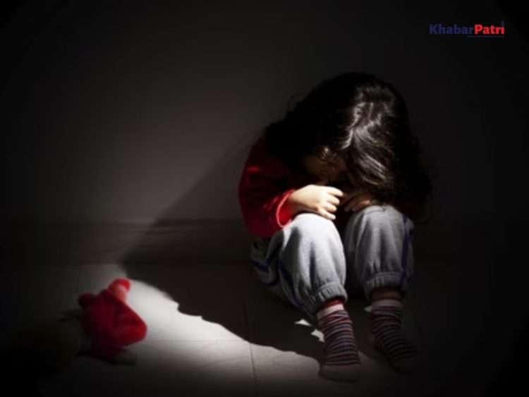 An employee of the technical department of a school in Bhopal raped a three-year-old innocent girl in the school