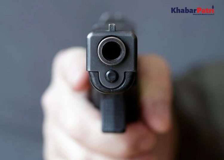 Four miscreants tried to scare three students with pistols near Women's College in Deoghar in Jharkhand.