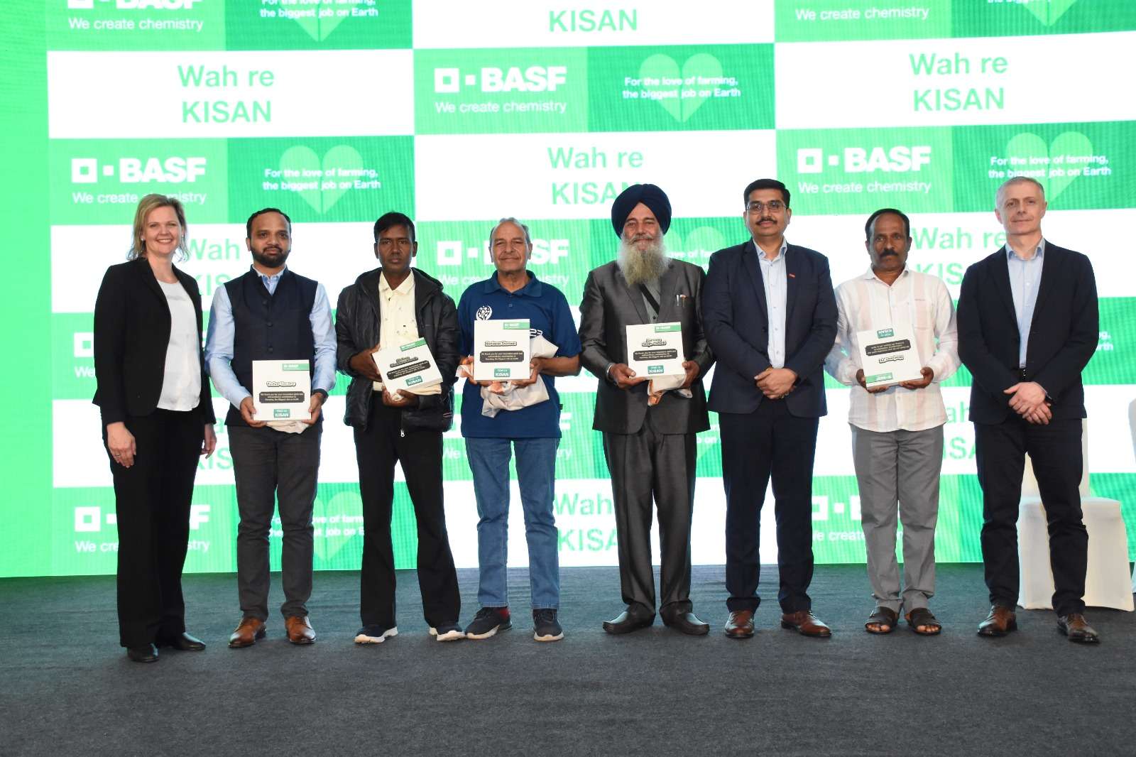 બીએએસએફ દ્વારા ''ખેડૂતોને સલામ'' કેમ્પેઈનની શરૂઆત કરાઈ, અન્નુ કપૂર બન્યા સૂત્રસંચાલક 1 WhatsApp Image 2025 02 03 at 19.09.26