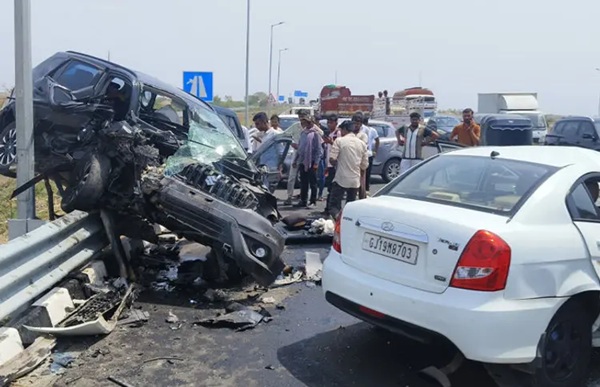 ધોલેરા-ભાવનગર હાઇવે પર બે કાર સામ સામે અથડતા ભયંકર અકસ્માત; 4 લોકોનાં મોત 1 8 2
