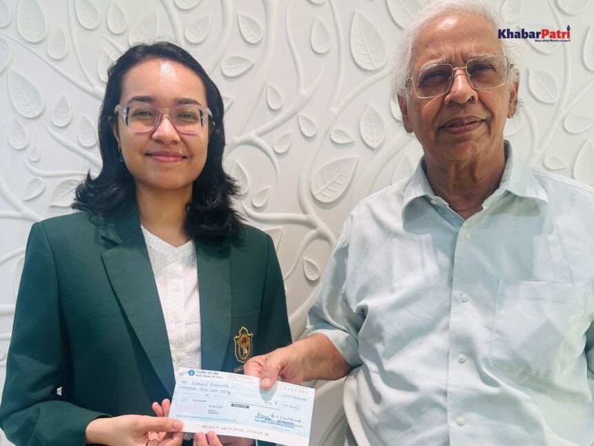 અમદાવાદની CBSE ઈન્ડિયા ટોપર ઈશાની દેબનાથને CBSE અને DPS સોસાયટીના ચેરમેન દ્વારા સન્માનિત કરાઇ 1 CBSE