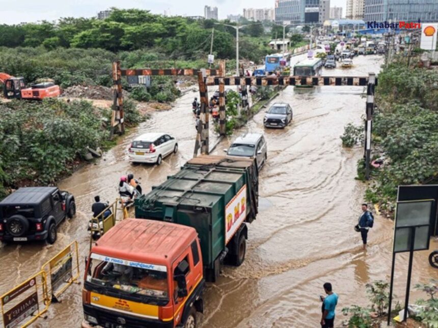 બેંગલુરુમાં ભારે વરસાદના કારણે જનજીવન અસ્તવ્યસ્ત, 3 લોકોના મોત, 500થી વધુ ઘરોમાં પાણી ઘૂસ્યા 1 Rain