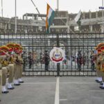 અટારી બોર્ડર પર 12 દિવસ પછી રિટ્રીટ સમારોહ, પ્રવાસીઓ દેશભક્તિના ગીતો પર ઝૂમી ઉઠ્યા 2 attari border