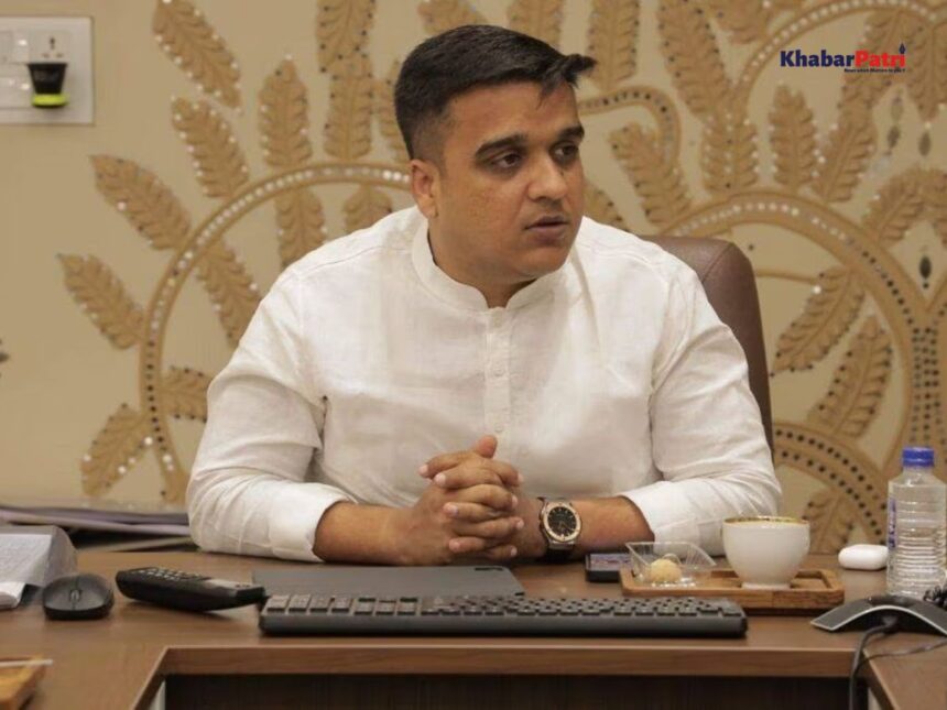 રાજ્ય મંત્રી હર્ષ સંઘવી દ્વારા ડિજીટલ માધ્યમથી નાગરિકોના પ્રશ્નોની નિરાકરણ કરાયું 1 harsh sanghvi