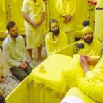 ટેસ્ટ ક્રિકેટમાંથી સંન્યાસ બાદ પ્રેમાનંદ મહારાજના આશીર્વાદ લેવા પહોંચ્યા વિરાટ અને અનુષ્કા 3 virat