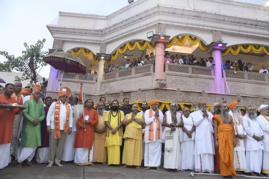 મુખ્યમંત્રી ભુપેન્દ્રભાઈએ પરંપરાગત રીતે ભગવાન શ્રી જગન્નાથજીના મુખ્ય રથ આગળ પહિંદ વિધિ સંપન્ન કરી રથયાત્રાને નિજ મંદિરથી નગરયાત્રા માટે પ્રસ્થાન કરાવ્યું 3 Rathyatra 1 1