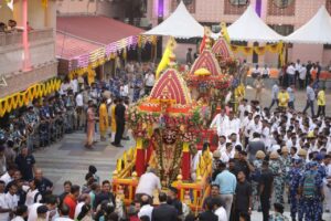 મુખ્યમંત્રી ભુપેન્દ્રભાઈએ પરંપરાગત રીતે ભગવાન શ્રી જગન્નાથજીના મુખ્ય રથ આગળ પહિંદ વિધિ સંપન્ન કરી રથયાત્રાને નિજ મંદિરથી નગરયાત્રા માટે પ્રસ્થાન કરાવ્યું 4 Rathyatra 2