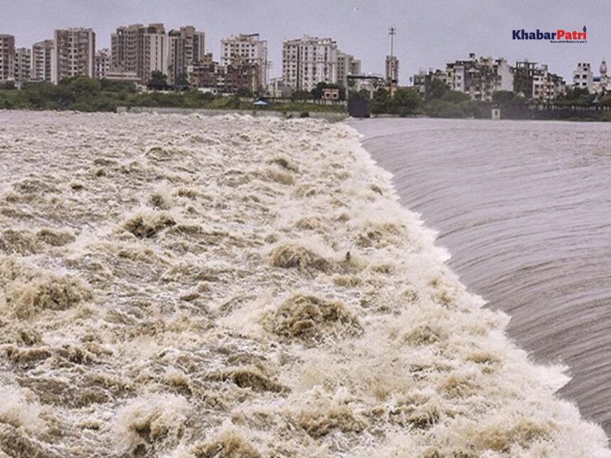 સુરતમાં એક સાથે સાત ઇંચ વરસાદ, દરિયામાં ફેરવાઈ ગયું શહેર, બેંક કર્મચારીઓ પાણીમાં ફસાયા 1 flood