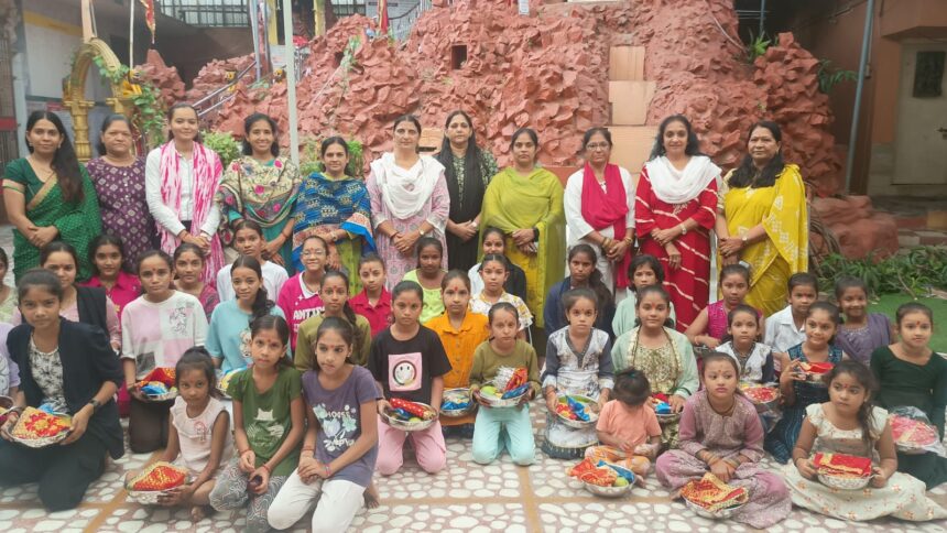 નવરંગપુરા ગામ સ્થિત અંબાજી માતાના મંદિરમાં ગૌરીવ્રત કરતી છોકરીઓનું મહિલા મોરચાની બહેનો દ્વારા પૂજન કરાયું 1 Ambaji
