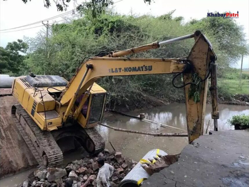 માંગરોળ નજીક જર્જરિત પુલ તૂટ્યો નથી સલામતી ખાતર તોડવામાં આવ્યો છે, ધરાશાયી પુલ મામલે કાર્યપાલક ઈજનેરનો ઘટસ્ફોટ 1 bridge