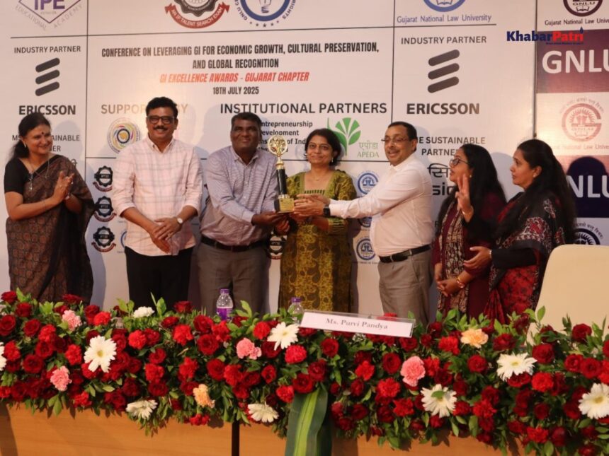 હસ્તકલાને પ્રોત્સાહન આપવા બદલ અને ટેગિંગ માટે હસ્તકલા સેતુ યોજનાને મળ્યો GI એક્સેલન્સ એવોર્ડ - ગુજરાત ચેપ્ટર 1 hastakala