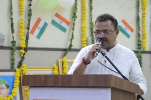 પીર પરાઈ ફાઉન્ડેશન અને પરિવર્તન ફાઉન્ડેશન દ્વારા આયોજિત સંગીતમય ભજન સંધ્યામાં વૃદ્ધોએ ઉત્સાહભેર ભાગ લીધો 4 Chief guest Mr. Mahesh Singh Kushwaha addressing the gathering 1